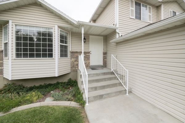 Cost of White Vinyl Siding Replacement in Sacramento